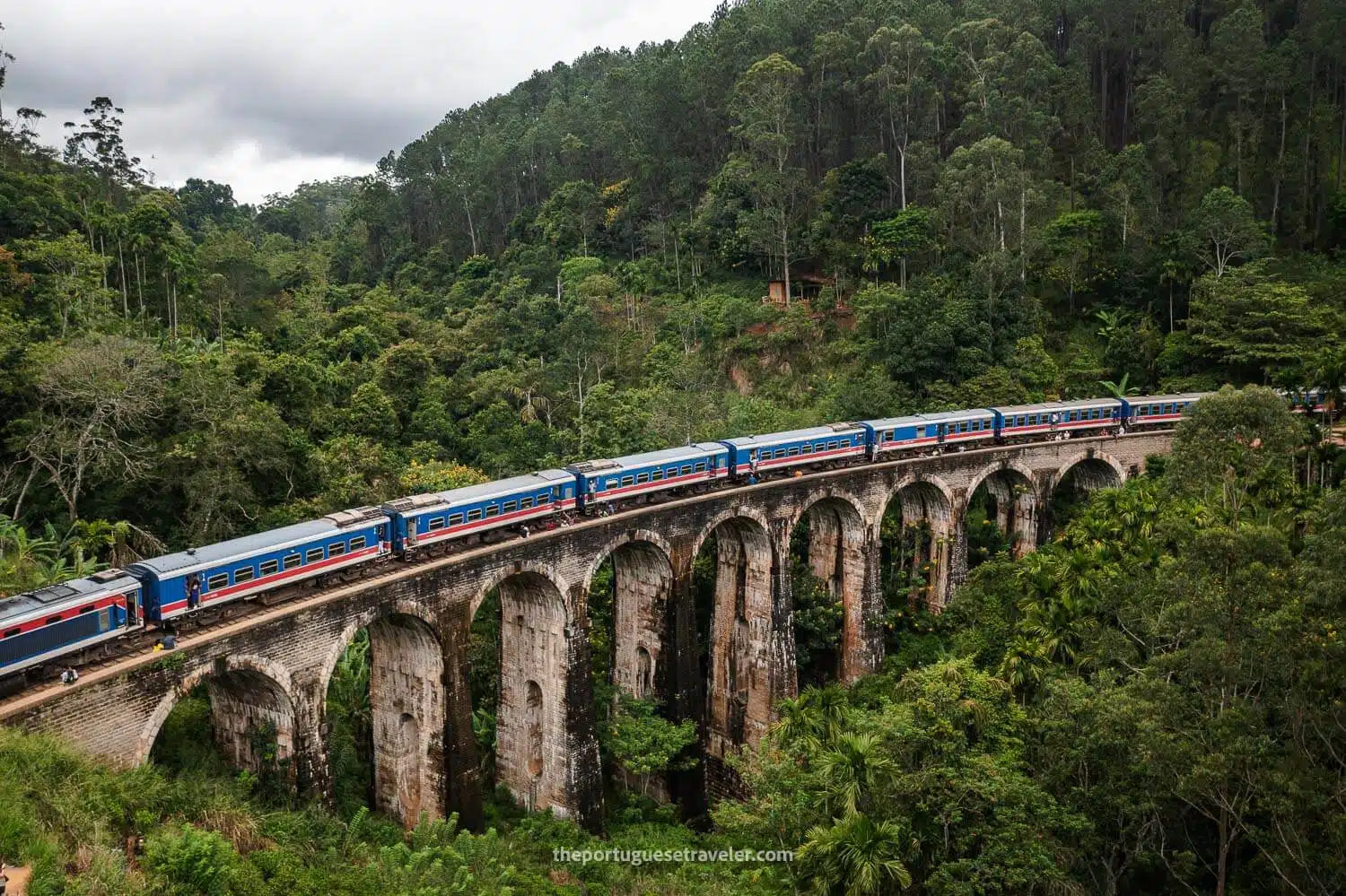 nine arches bridge train sri lanka 53.jpg